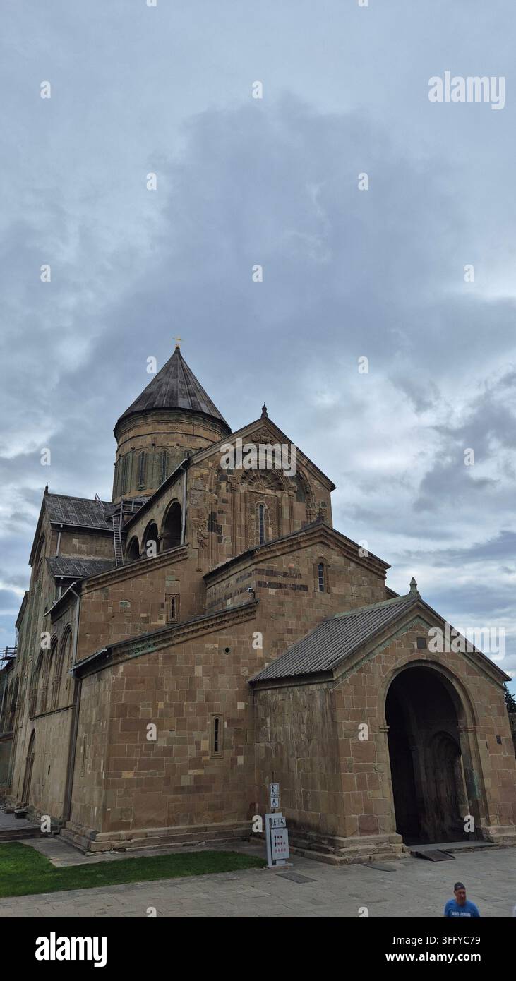 Nahaufnahme der architektonischen Ansicht der Kuppel und der geschnitzten Fassade der Svetitskhoveli-Kathedrale in Mzcheta, Georgien Stockfoto