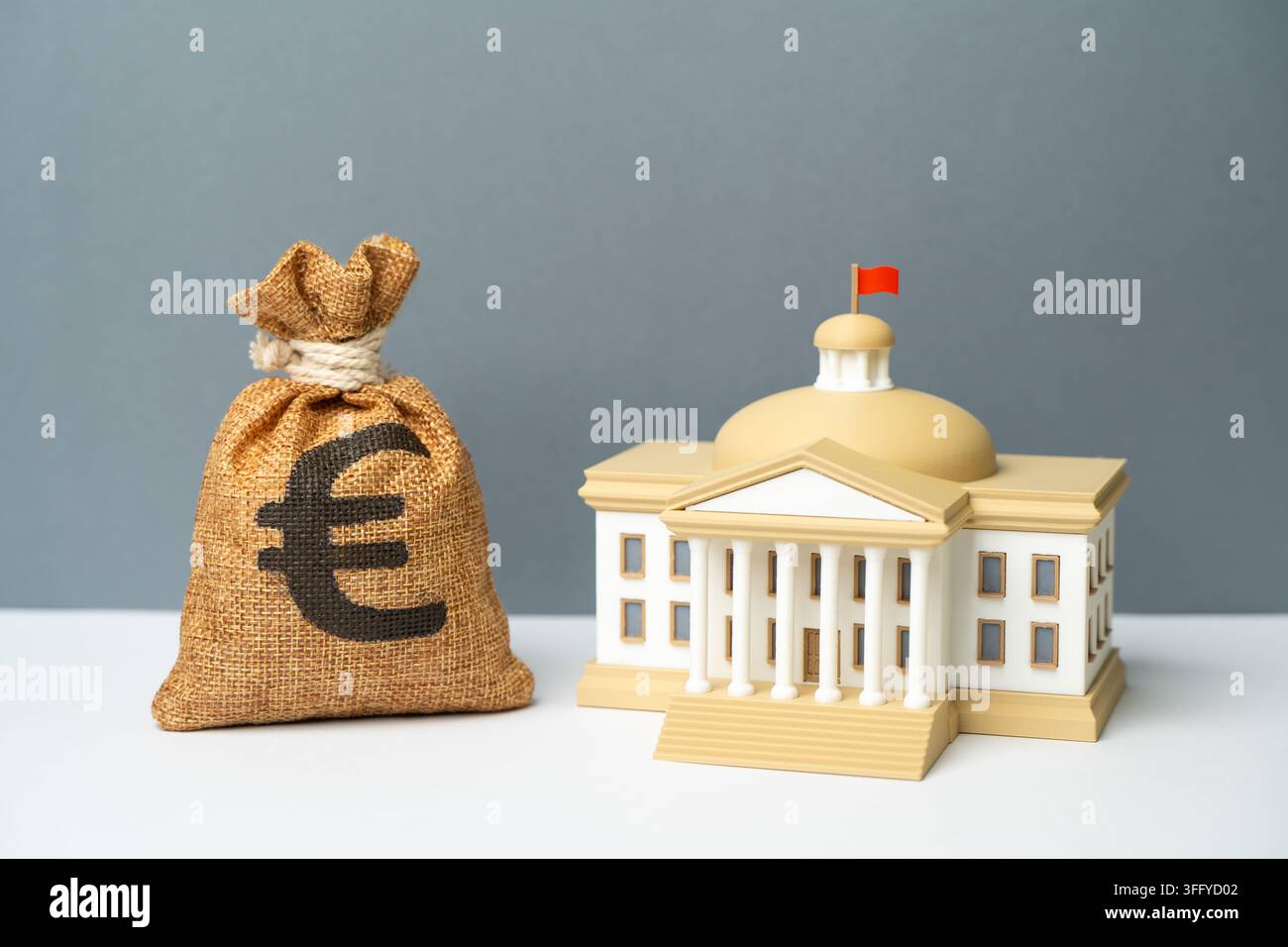 Ein Regierungsgebäude und ein Euro-Geldbeutel. Staatsbudget. Projektfinanzierung. Sozialausgaben. Steuereinnahmen und Budgetauffüllung. Stockfoto