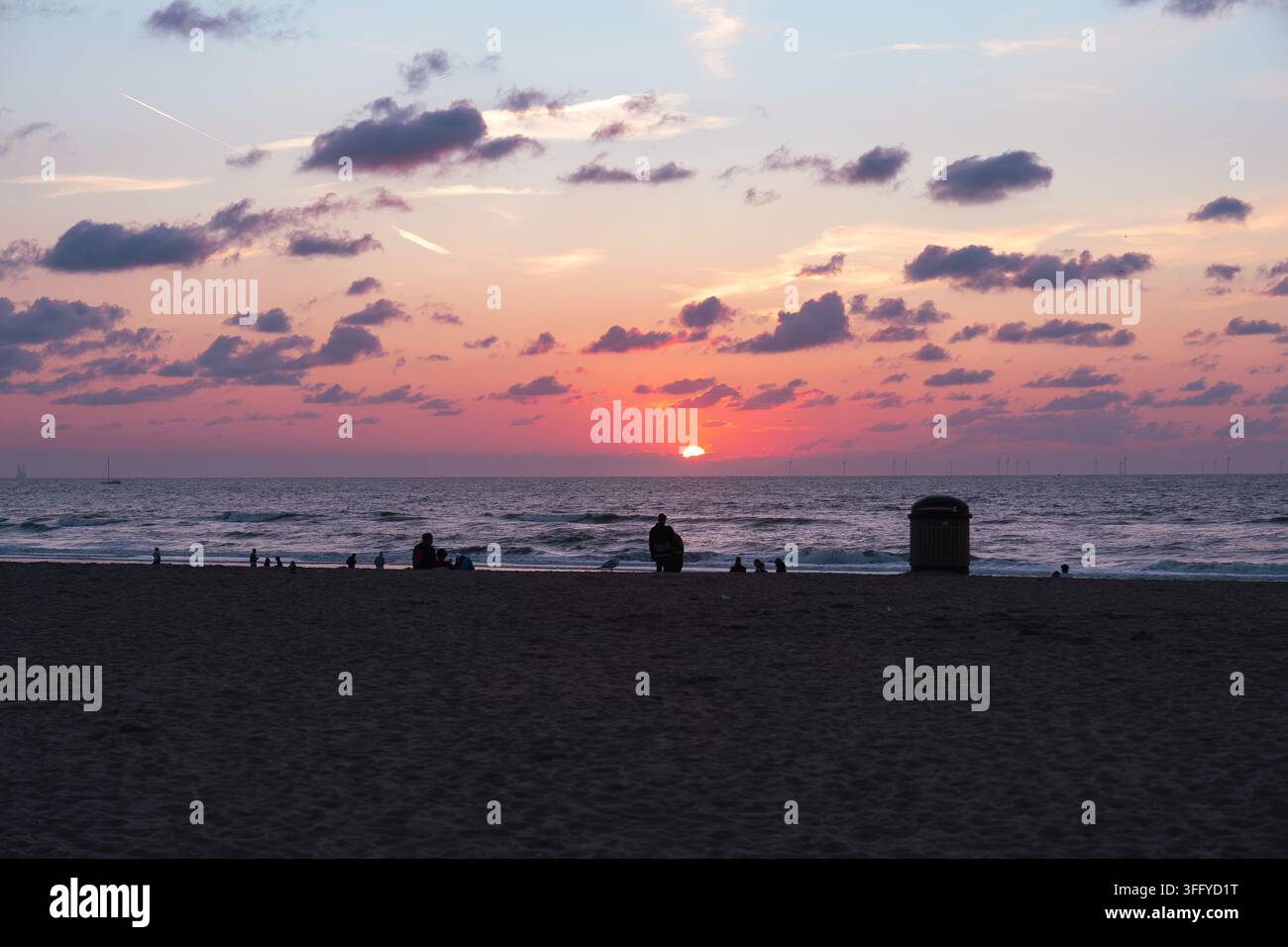 Sonnenuntergang über dem Nordseestrand in Scheveningen Stockfoto