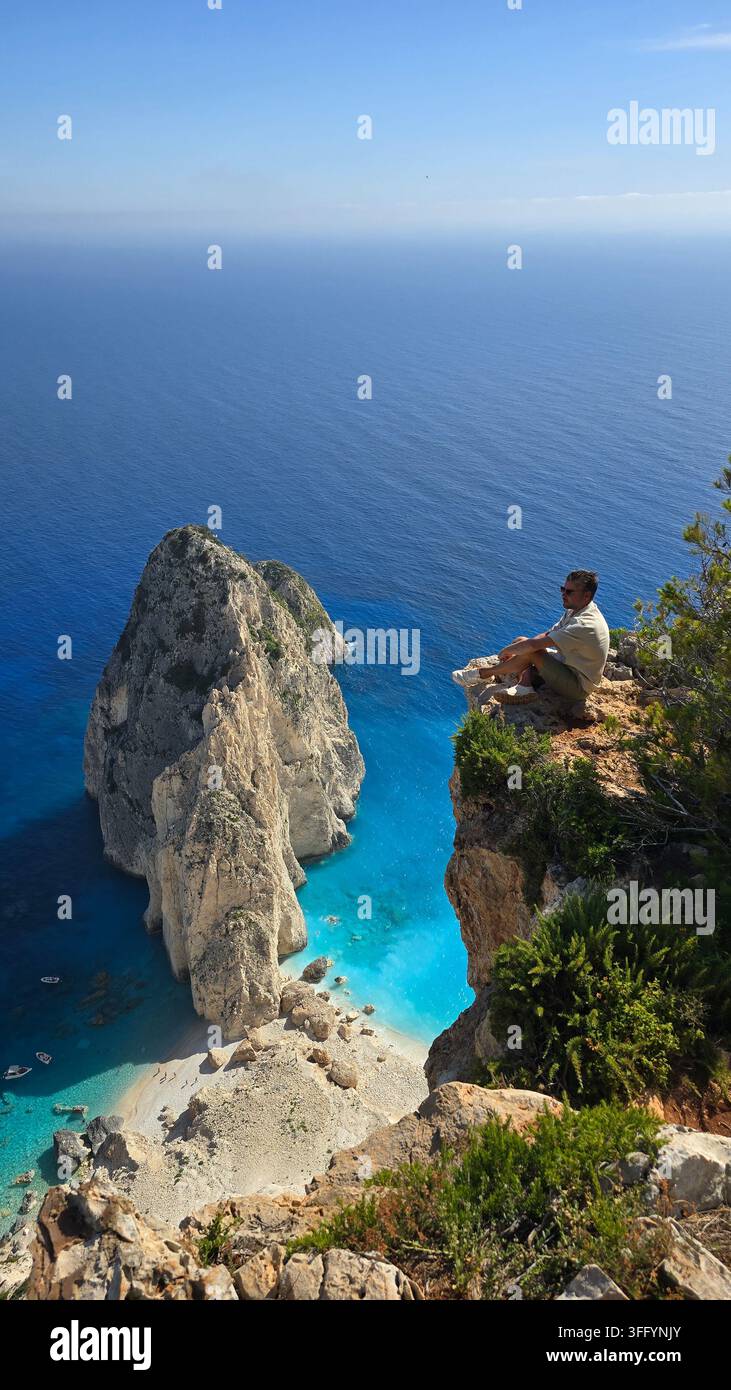 Erleben Sie atemberaubende Landschaften von den Myzithres-Klippen im Keri-See, Zakynthos, Griechenland, mit auffallend türkisfarbenem Wasser unten und einer ruhigen Atmosphäre Stockfoto