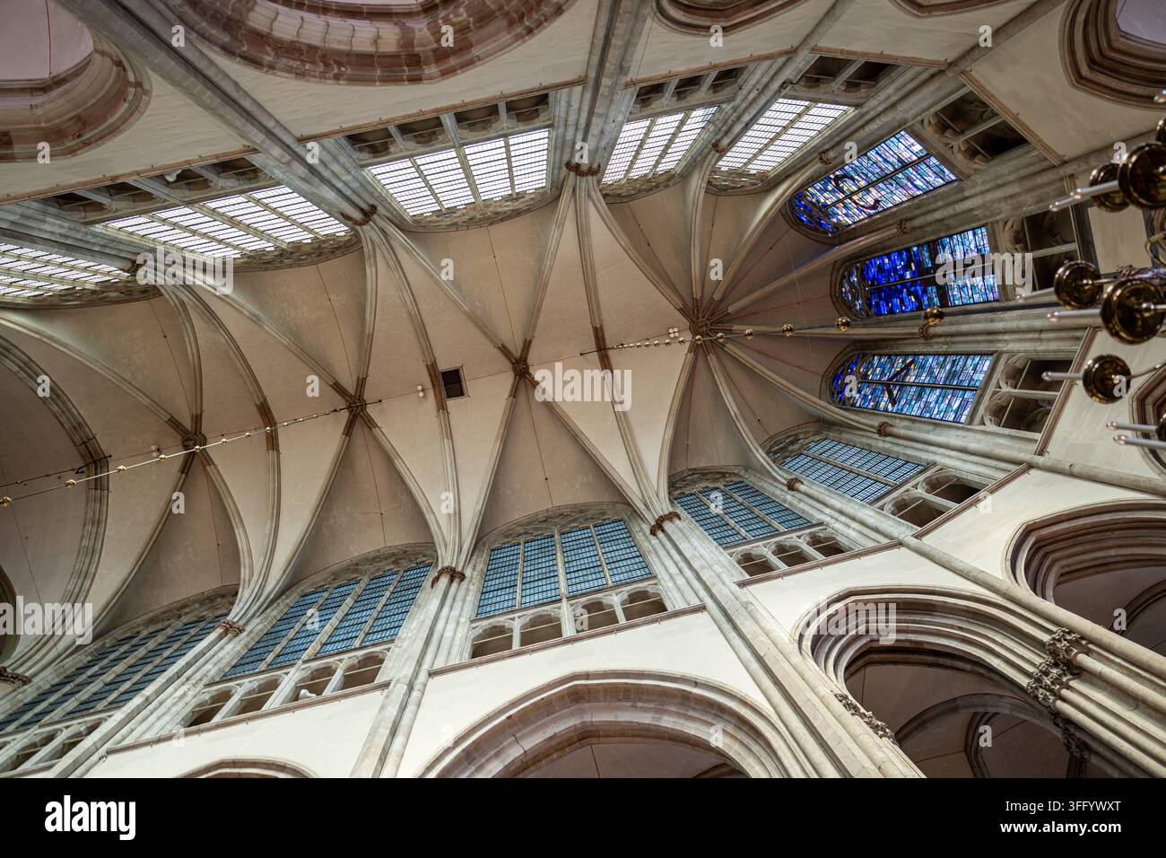 Ansicht der Decke einer gotischen historischen Kirche in Utrecht Stockfoto