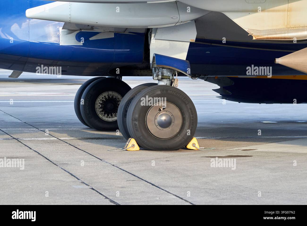 Blockierte Räder mit Michelin-Reifen an einer Ryanair Boeing 737 Max 8 in Dublin Airport, Dublin, Republik Irland Stockfoto