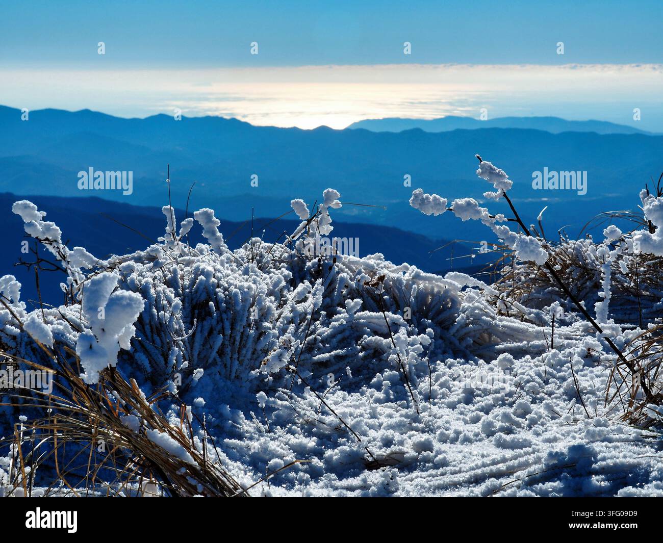 Meeresblick vom gefrorenen Apennin-Kamm bei Sonnenuntergang. Stockfoto