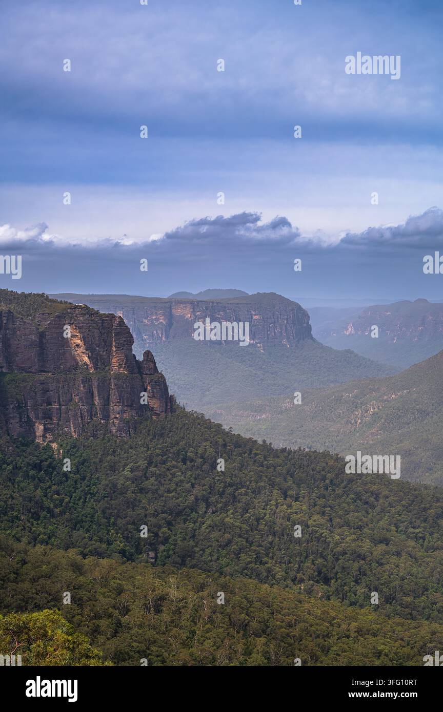 Atemberaubende Panoramaaussichten der Blue Mountains, wie sie vom Govetts Leap-Aussichtspunkt in New South Wales, Australien, eingefangen wurden Stockfoto