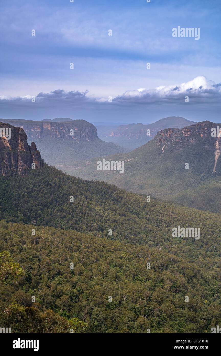 Unglaubliche Porträtansichten der Blue Mountains, aufgenommen an einem bewölkten Tag vom Govetts Leap-Aussichtspunkt, New South Wales, Australien Stockfoto
