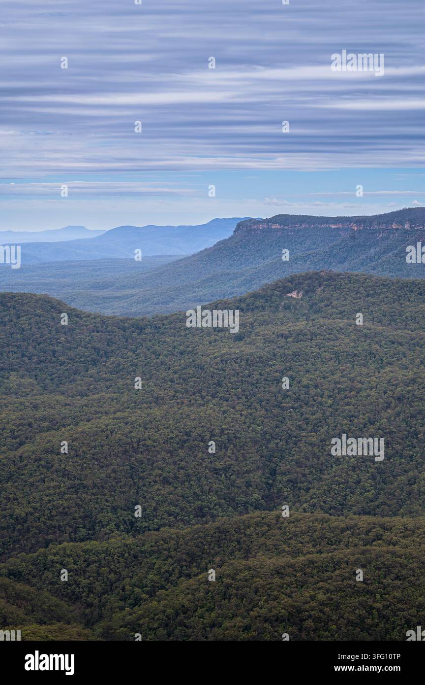 Unglaubliche Ausblicke entlang des Klippenpfades am malerischen Aussichtspunkt Govetts Leap in den Blue Mountains, New South Wales, Australien Stockfoto