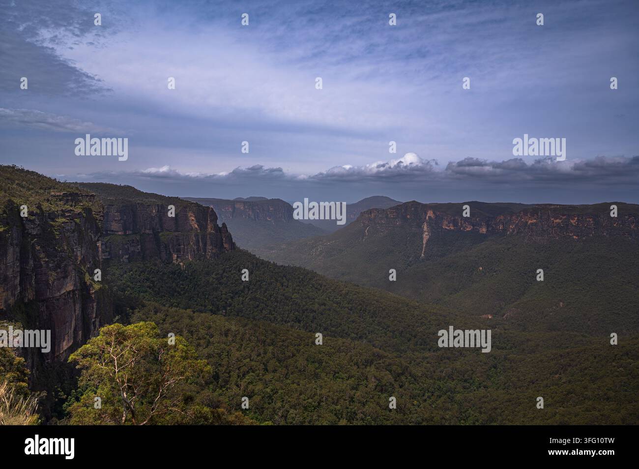 Atemberaubende Aussichten auf die kegelförmigen Blue Mountains vom Govetts Leap-Aussichtspunkt, New South Wales, Australien. Aufgenommen an einem bewölkten Tag Stockfoto