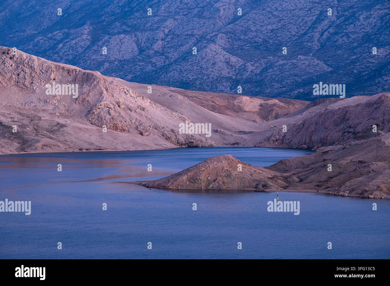 Früh morgens Blaue Stunde am Aussichtspunkt Paska Vrata auf der Insel Pag, Kroatien Stockfoto