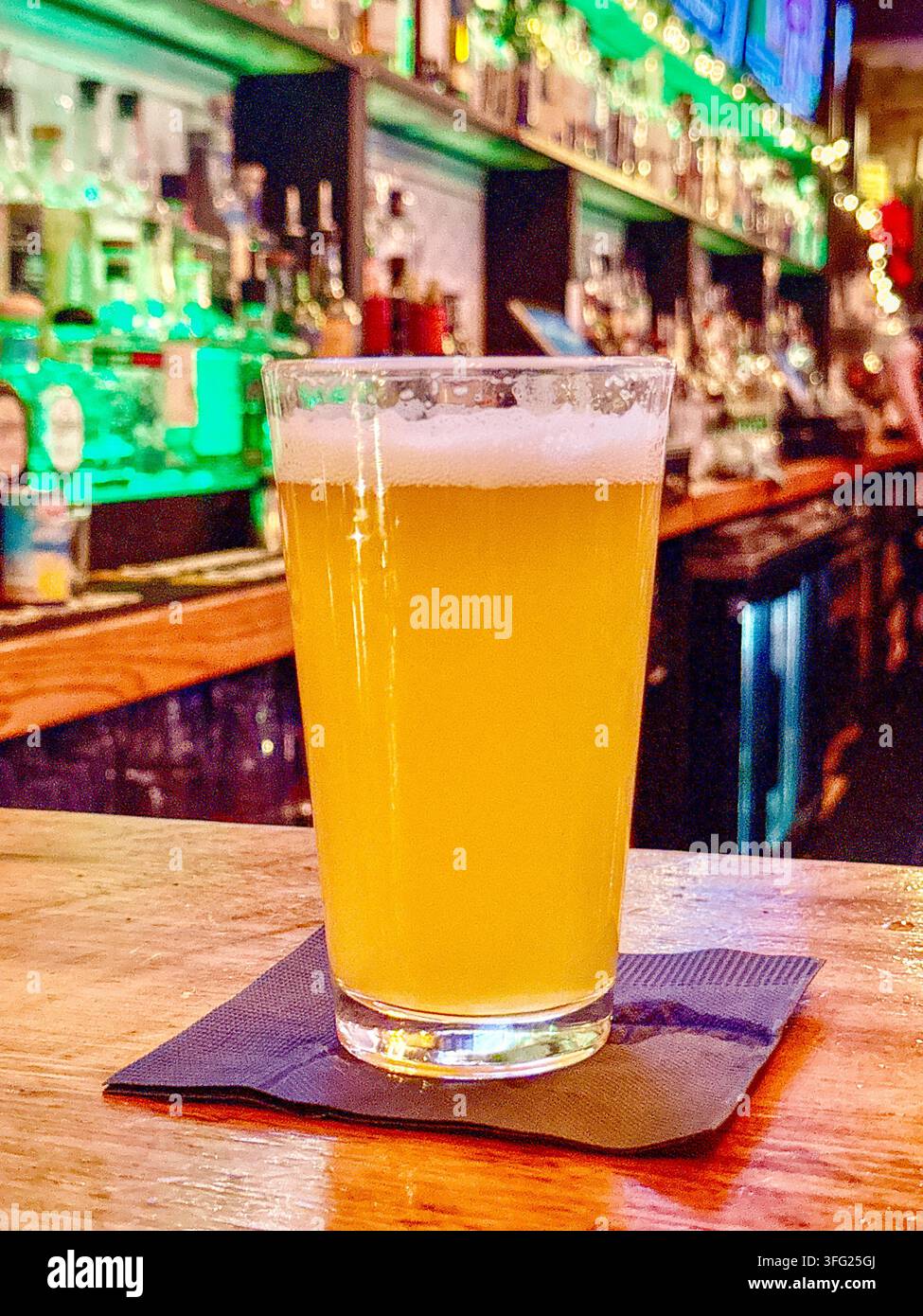 Pint-Glas mit goldenem Lagerbier an einer Bar in den USA Stockfoto