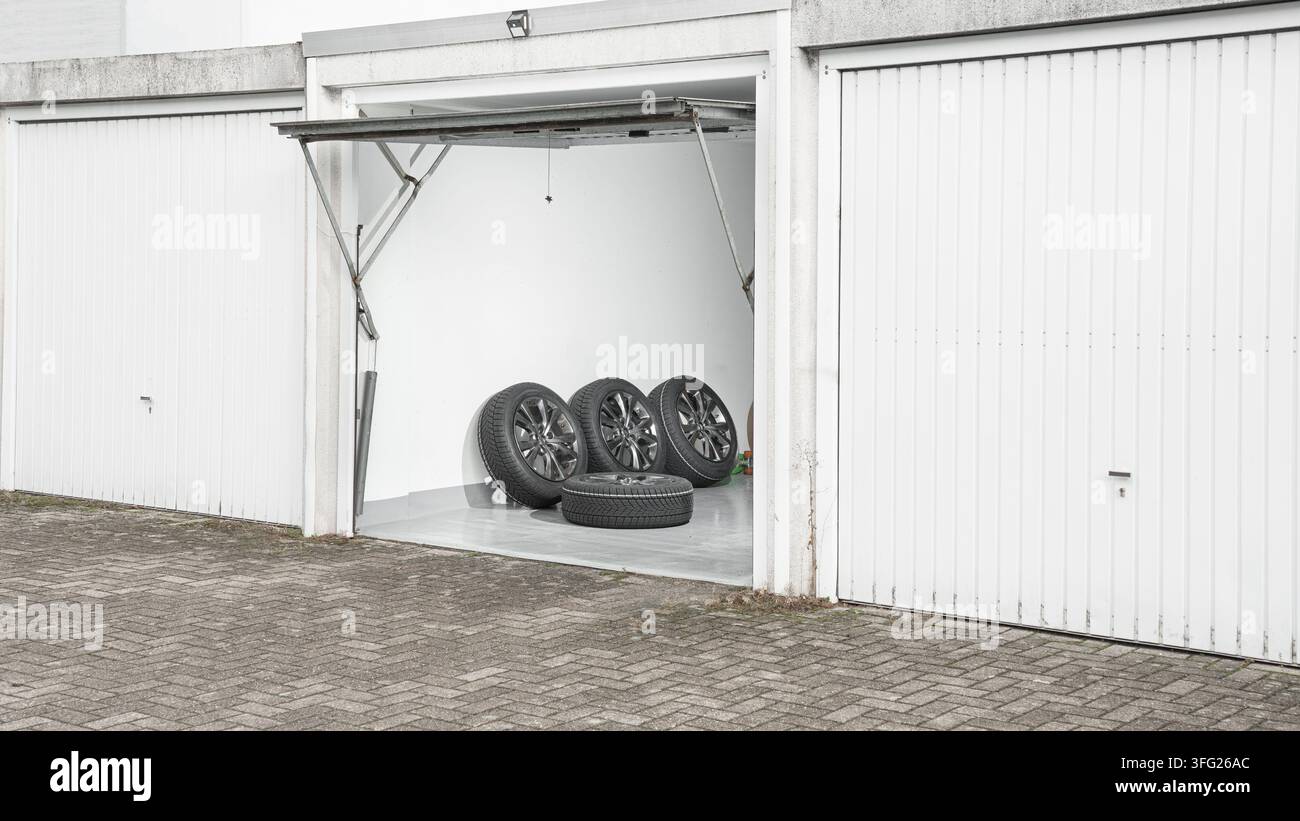 Hintergrund eines privaten Garagen. Autoreifen-Set in einer privaten Garage. Stockfoto