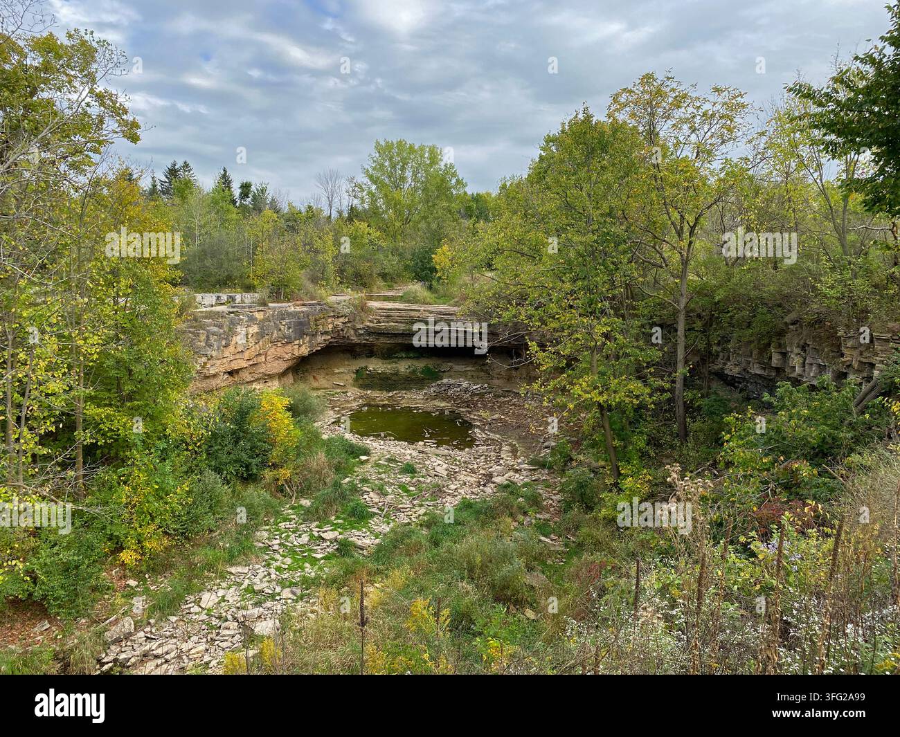 Eine frühe Herbstlandschaft mit Dolomitklippen, umgeben von Wald, im Fonferek's Glen County Park, Green Bay, Wisconsin, USA - Smartphone-aufgenommenes Stockfoto