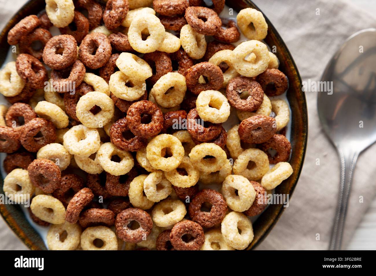 Gesundes Frühstückszerealien mit Vollmilch in einer Schüssel, Blick von oben. Stockfoto