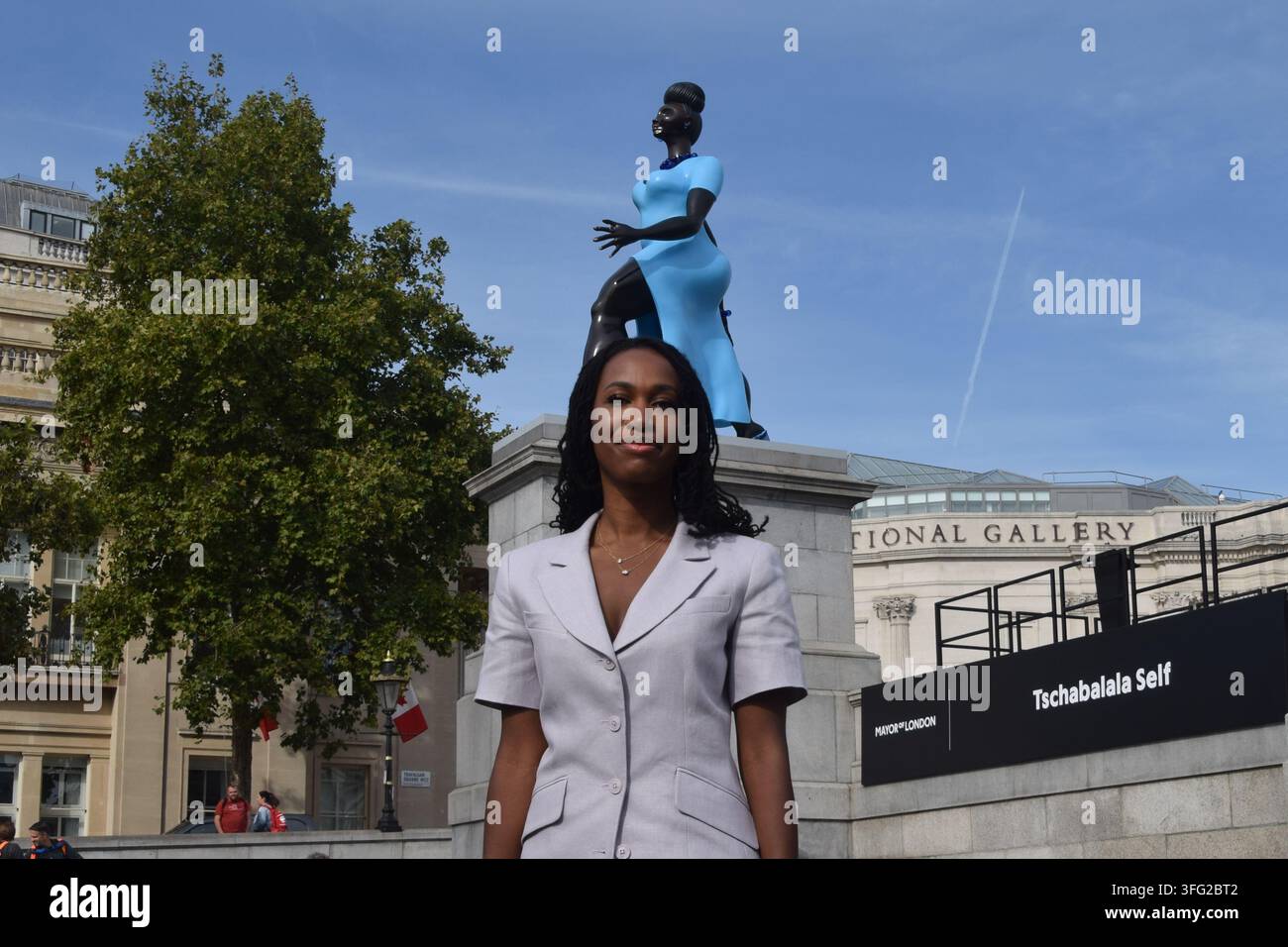 London, UK, 10. September 2026. Die Künstlerin Tschabalala Self steht neben der "Lady In Blue", ihrer neuen Fourth-Plinth-Skulptur am Trafalgar Square. Credit: Vuk Valcic/Alamy Live News Stockfoto