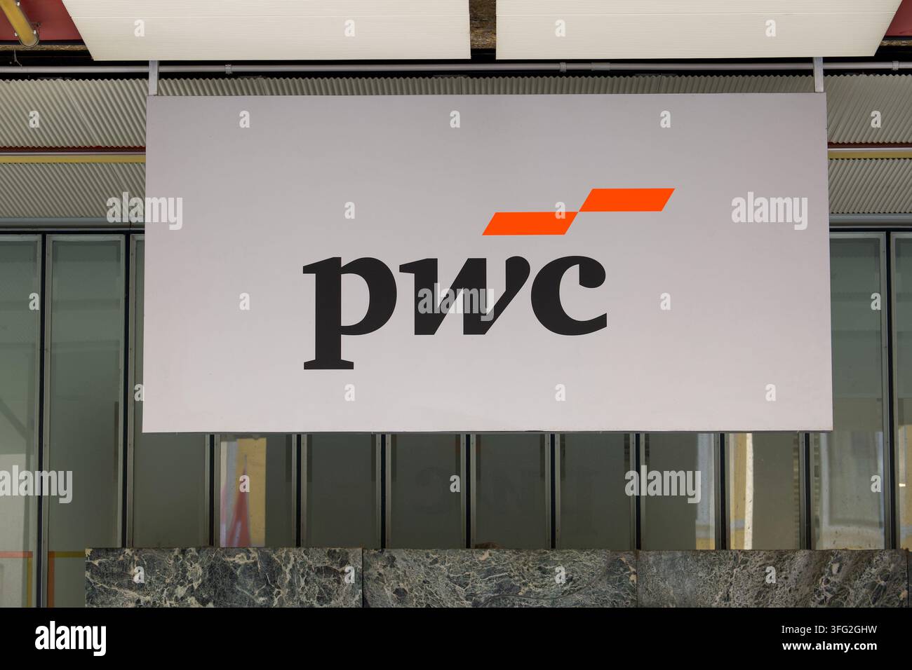 Lugano, Tessin, Schweiz - 26. August 2026: PwC (PricewaterhouseCoopers) Schilderung vor seinem Firmenbüro. Stockfoto