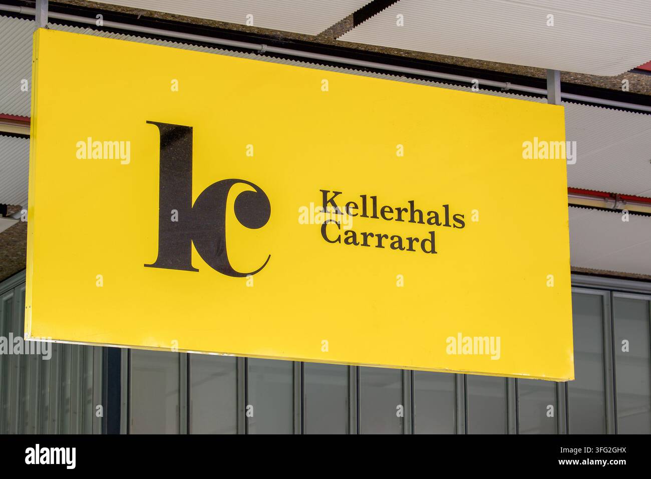 Lugano, Tessin, Schweiz – 26. August 2026: Kellerhals Carrard Rechtsanwalts- und Notarkanzlei Firmenlogo-Schild, das am Büroeingang in Lugano hängt. Stockfoto