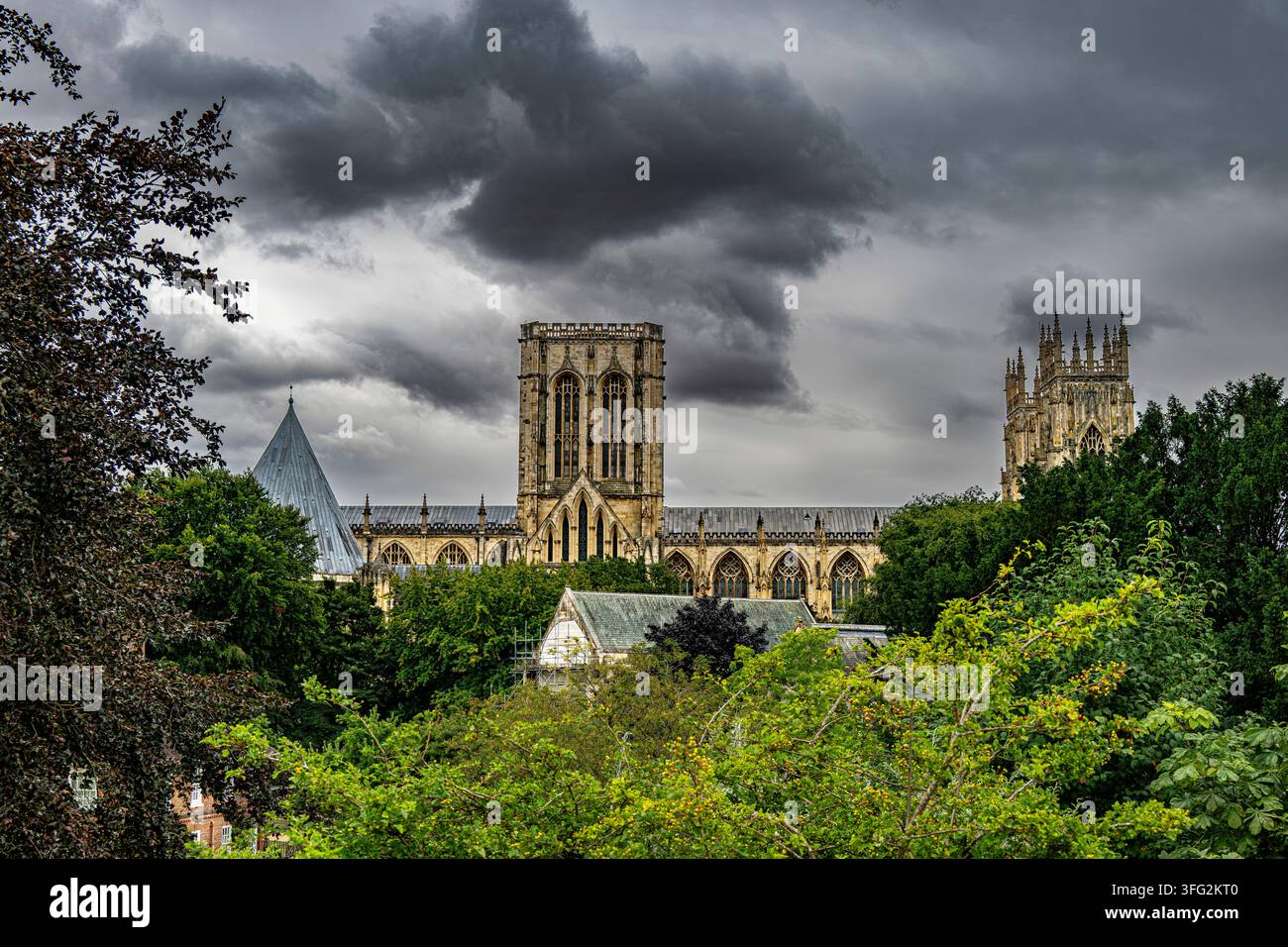 York Minster, die zweitgrößte gotische Kathedrale Nordeuropas, fertiggestellt 1472, wie von den Stadtmauern aus gesehen Stockfoto