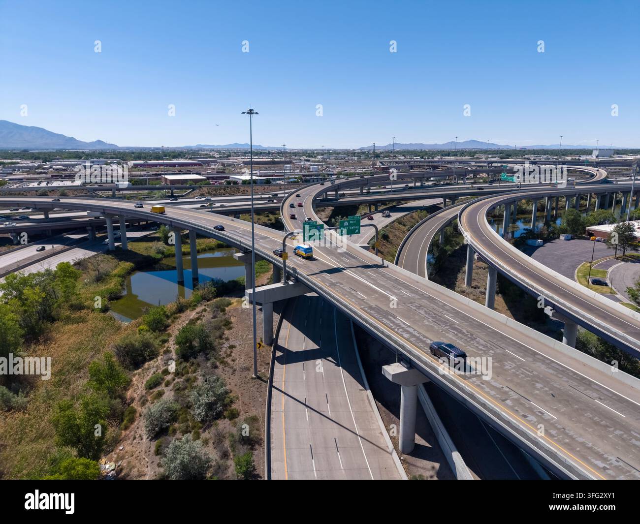 Der Verkehr fließt durch die Spaghetti-Bowl-Kreuzung in Utah Stockfoto