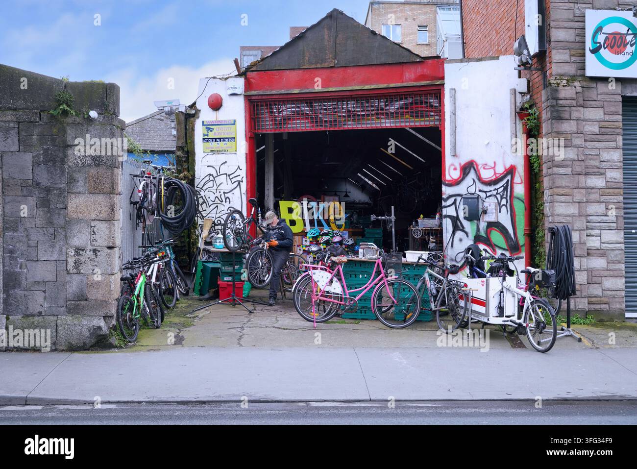 Altenfahrradwerkstatt in einer Garage in Dublin Stockfoto