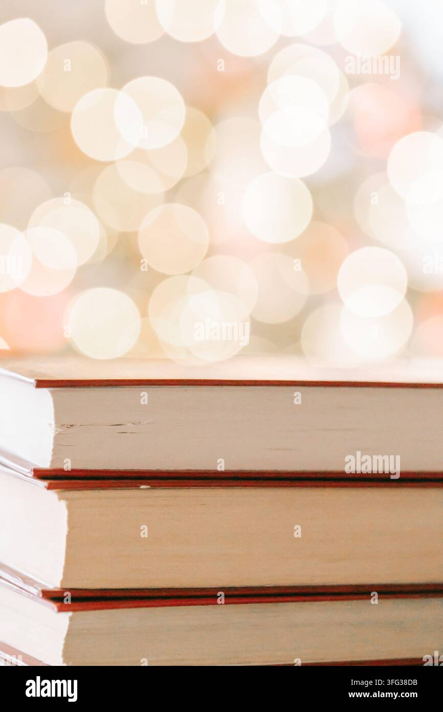 Saisonale Bücher und literarischer Hintergrund für Weihnachtsaktionen, Winterlesekampagnen, festliche Markenbildung, Blog-Header und Lifestyle-Werbung. Stockfoto