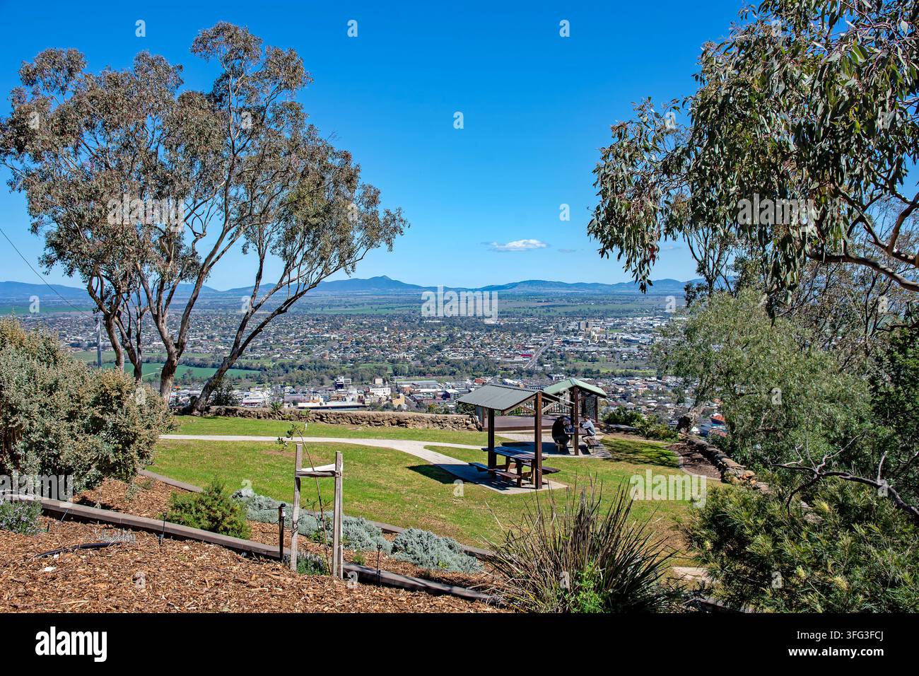 Picnicbereich und schattige Tische am Oxley Lookout mit Blick auf Tamworth, Australien. Stockfoto