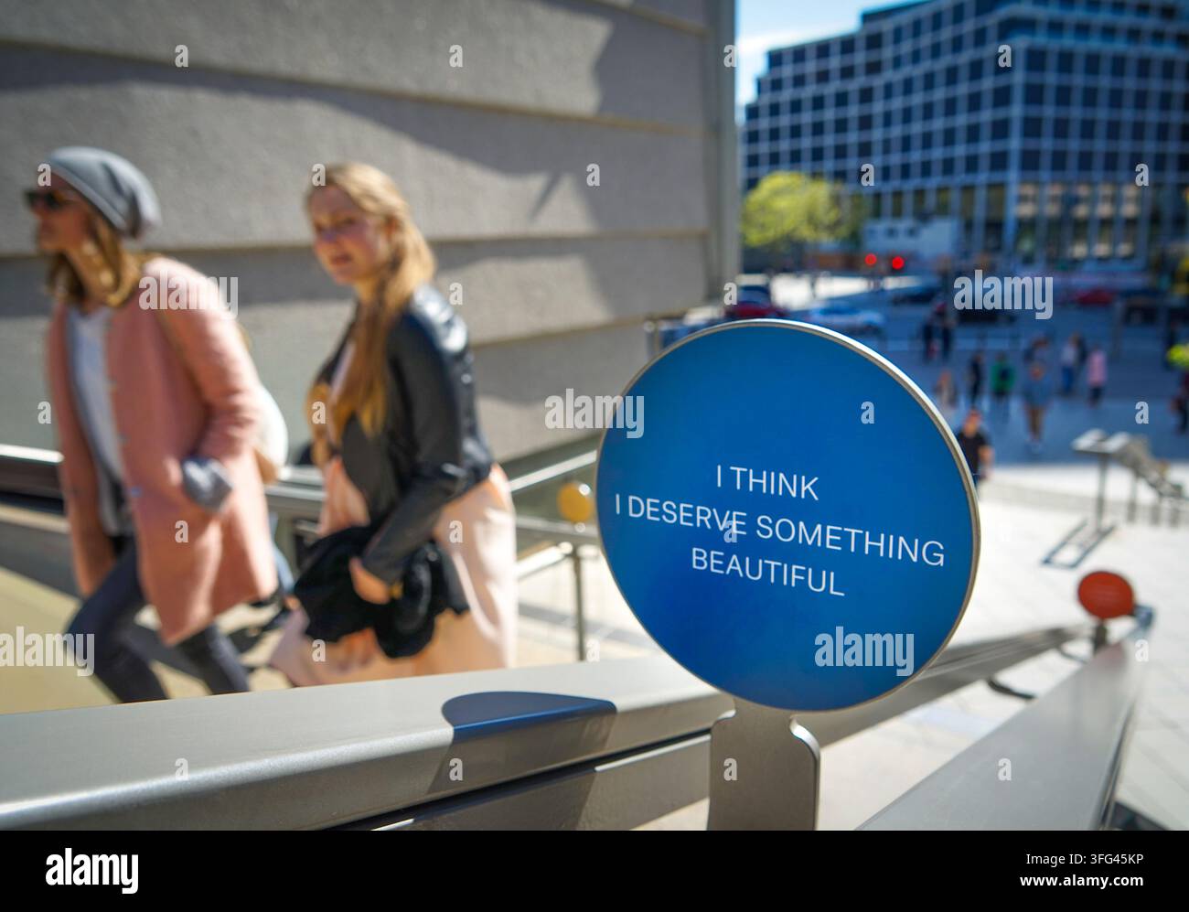 Inspirierendes blaues Schild „Ich verdiene etwas Schönes“ auf dem Berliner Platz, Selbstwertgefühl und Ermächtigungskonzept Stockfoto