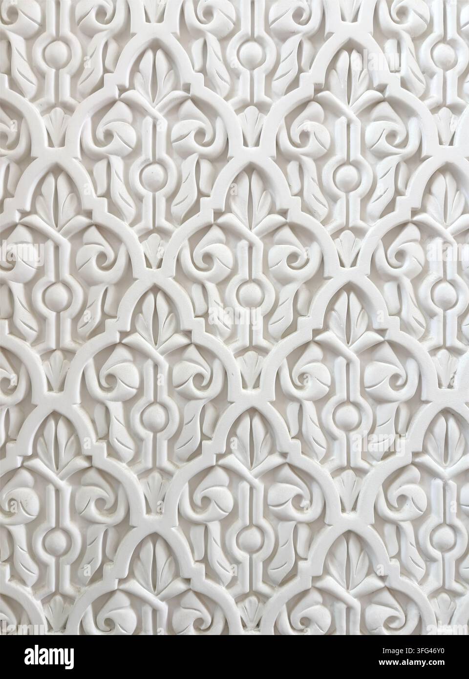 Elegantes weißes geschnitztes islamisches Ornament mit aufwendigem Arabeskenmuster. Traditionelles Nahost-Dekorrelief, geeignet als architektonisches Element Stockfoto