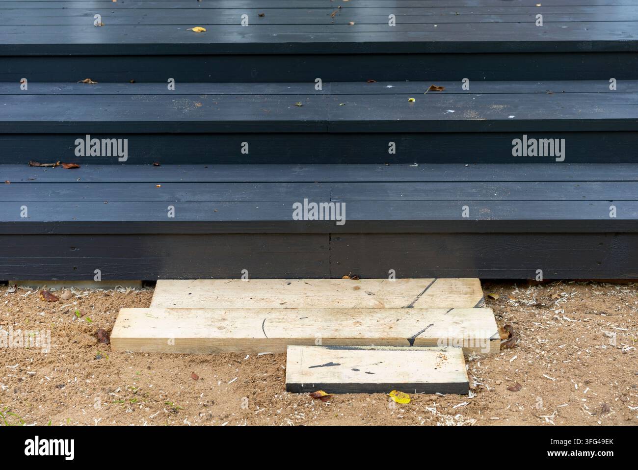 frisch gestrichene Holzstufen der Veranda, Außenaufnahme ohne Menschen Stockfoto