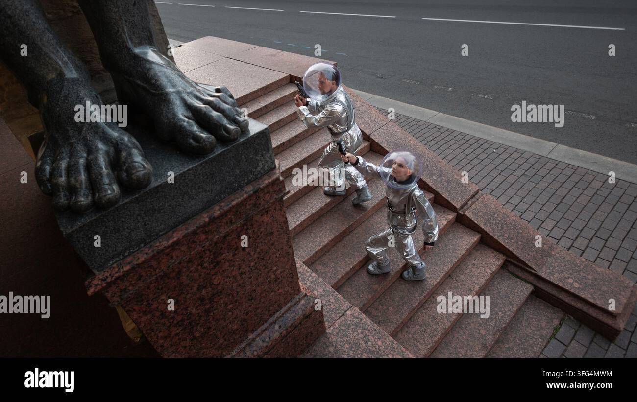 Raumreisende besteigen antike Treppen auf einem seltsamen Planeten. Eine Weitwinkelperspektive und eine riesige Steinfigur verleihen dem Bild den Charakter eines Levels in einer Anzeige Stockfoto