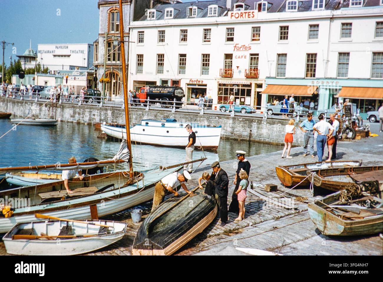 Menschen am Kai mit Booten, Pavillon-Kino, Fortes, Bobby's Kaufhaus, Innenhafen und The Strand in Torquay, Devon, England, UK 1960er Jahre Stockfoto