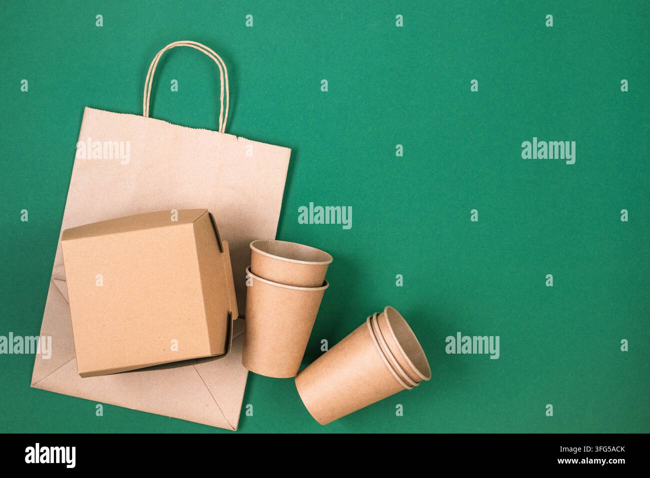 Einkaufstasche aus Kraftpapier, Take-away-Box und Einwegbecher. Nachhaltiges Zero-Waste-Verpackungskonzept mit Kopierraum. Stockfoto