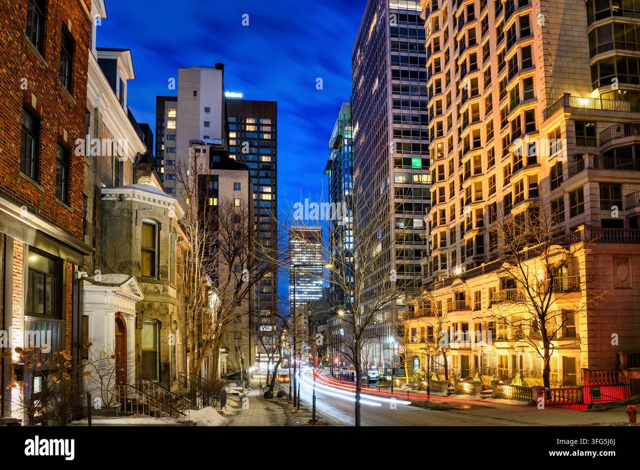 Nachtansicht einer Straße im Stadtzentrum von Montreal, Kanada Stockfoto