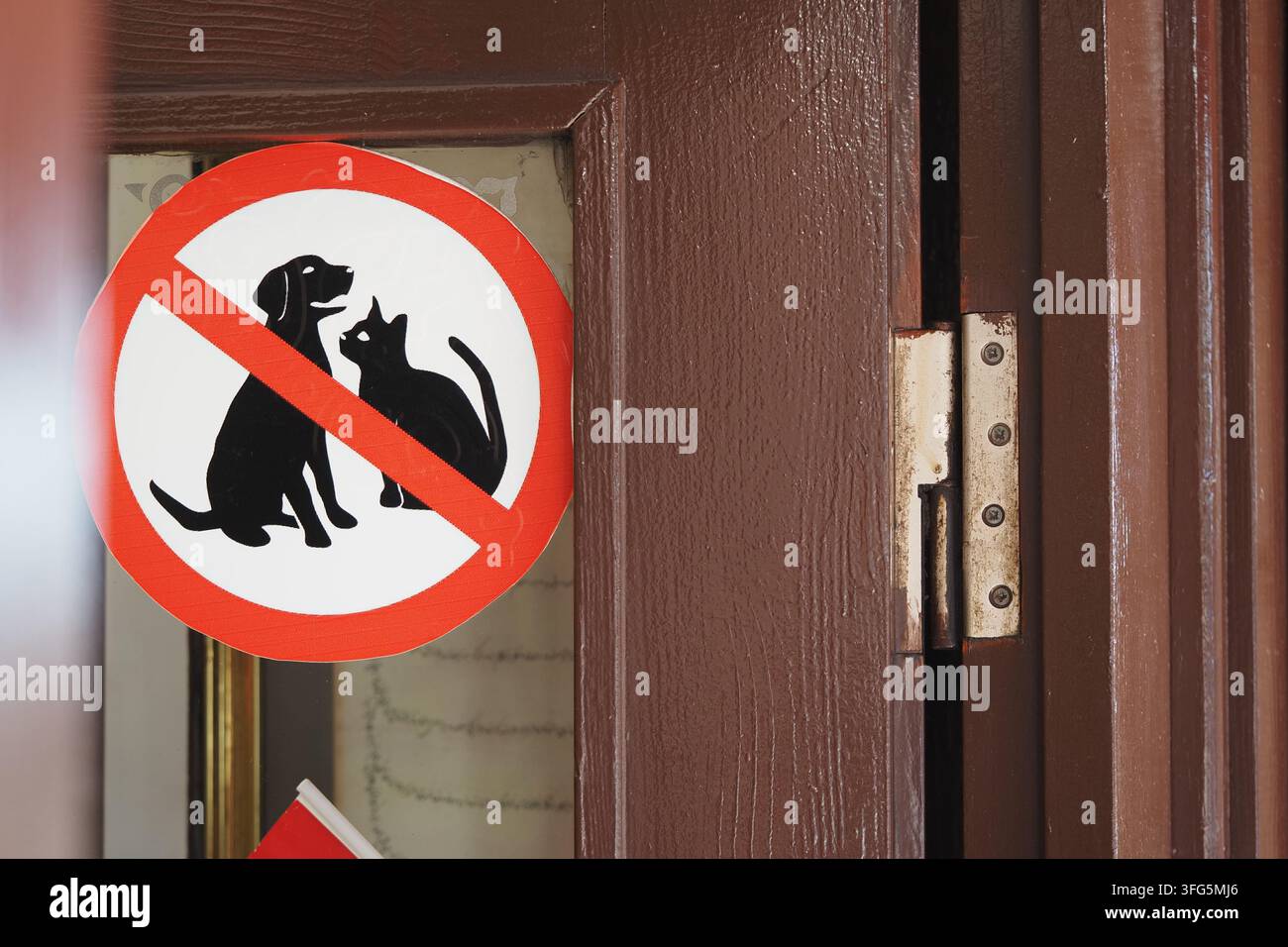 Schild an der Tür zeigt an, dass keine Haustiere im Gebäude erlaubt sind Stockfoto