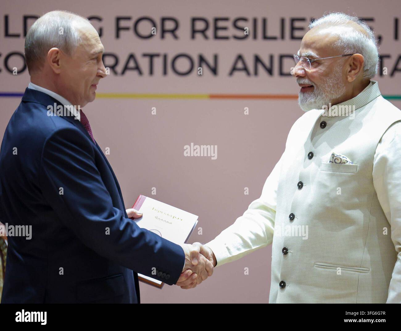 Politik, Diplomatie, Regierung Neu-Delhi, Indien 11. Sep 2026. Der indische Premierminister Narendra Modi überreicht dem russischen Präsidenten Wladimir Putin während ihres Treffens am Rande des 18. BRICS-Gipfels in Neu-Delhi, Indien, ein Buch über Tirukkural. Tirukkural, das berühmte klassische tamilische Werk des Dichters und Philosophen Thiruvalluvar, besteht aus 1.330 Zweizeiler-Paaren und bietet zeitlose Weisheiten über Tugend, Ethik, menschliche Beziehungen und das Alltagsleben. Kurze Beschreibung von Thirukkural, verfasst vom gefeierten tamilischen Dichter und Philosophen Thiruvalluvar, ist eines der am meisten verehrten Werke von c Stockfoto
