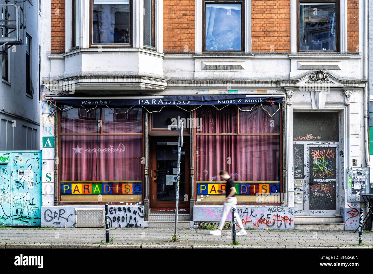 Authentische Aufnahme auf Straßenniveau der Außenseite eines lokalen Bars mit sichtbarer Beschilderung und urbanen Details für Branding- oder Einzelhandelsnutzung. Stockfoto