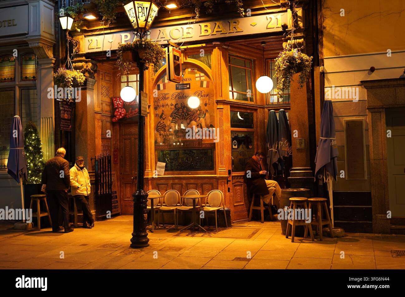Dublin, Irland – 20. März 2023: Dubliner Bar bei Nacht beleuchtet Stockfoto