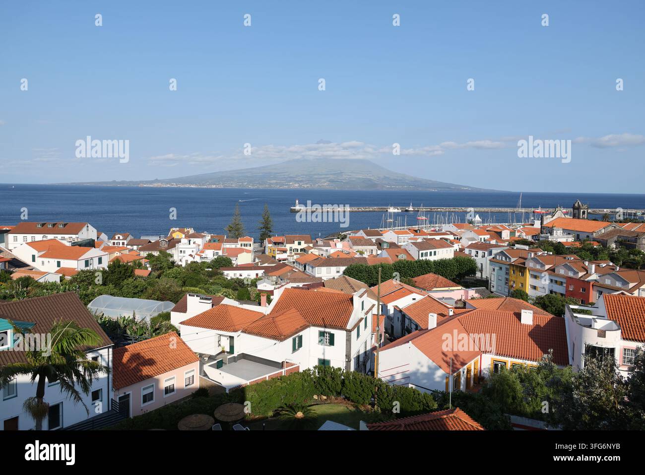 Blick auf den Pico-Vulkan, gesehen von der Stadt Horta auf der Insel Faial, Azoren, Portugal Stockfoto
