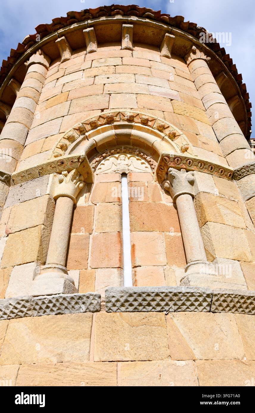 Barrio de Santa María, Einsiedlerkloster Santa Eulalia (romanisch, 12.-13. Jahrhundert). Apsis. Der Glockenturm stammt aus dem 17. Jahrhundert. Gemeinde Aguilar de Campoo Stockfoto