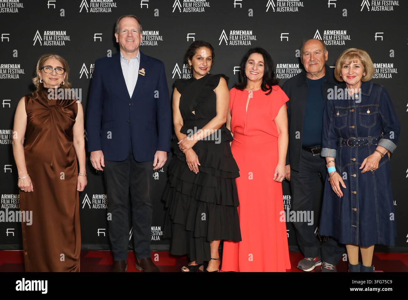 SYDNEY, AUSTRALIEN – 11. September 2026. Festival-Mitbegründerin Margaret Chater (L) und Hourie Demirjian (3. v. r.) mit dem Bürgermeister der Stadt Ryde, Trenton Brown (2. v. l.) und der Filmregisseurin Tamara Stepanyan (M) nehmen an der Eröffnungsnacht des Armenian Film Festival Australia 2026 im Event Cinemas Top Ryde in Sydney, NSW, Australien, teil. Credit: Christopher Khoury / Alamy Live News Stockfoto