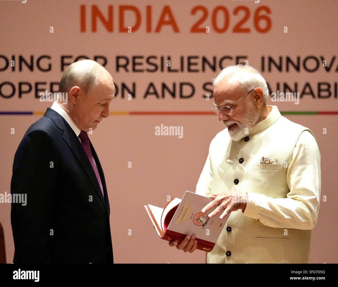 Neu-Delhi, Indien. 11. Sep, 2026. Der indische Premierminister Narendra Modi überreicht dem russischen Präsidenten Wladimir Putin während ihres Treffens am Rande des 18. BRICS-Gipfels ein Buch über Tirukkural. Tirukkural, das berühmte klassische tamilische Werk des Dichters und Philosophen Thiruvalluvar, besteht aus 1.330 Zweizeiler-Paaren und bietet zeitlose Weisheiten über Tugend, Ethik, menschliche Beziehungen und das Alltagsleben. Credit: SOPA Images Limited/Alamy Live News Stockfoto