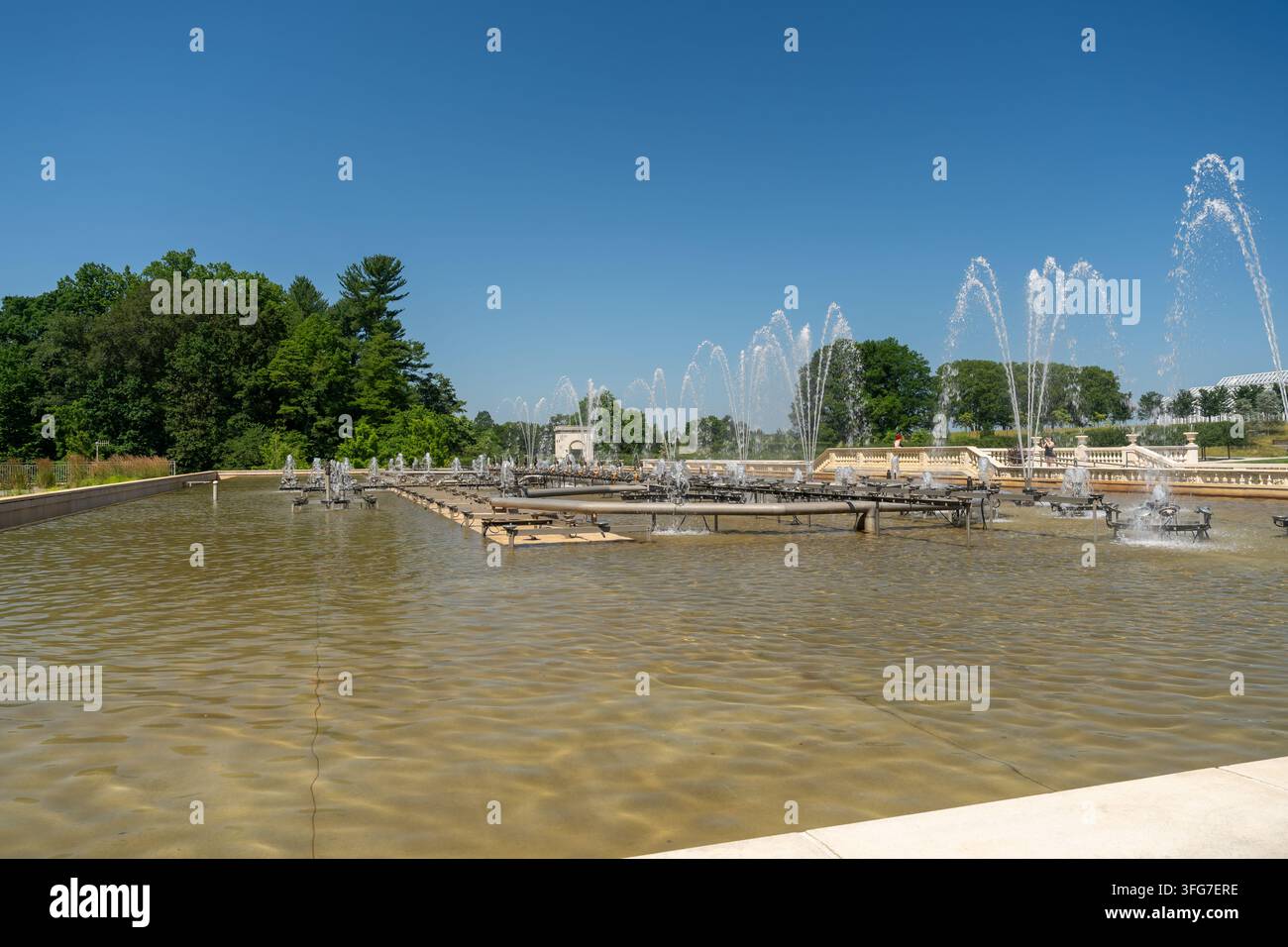 Großer formeller Gartenbrunnen, der an einem sonnigen Sommertag zu sehen ist Stockfoto