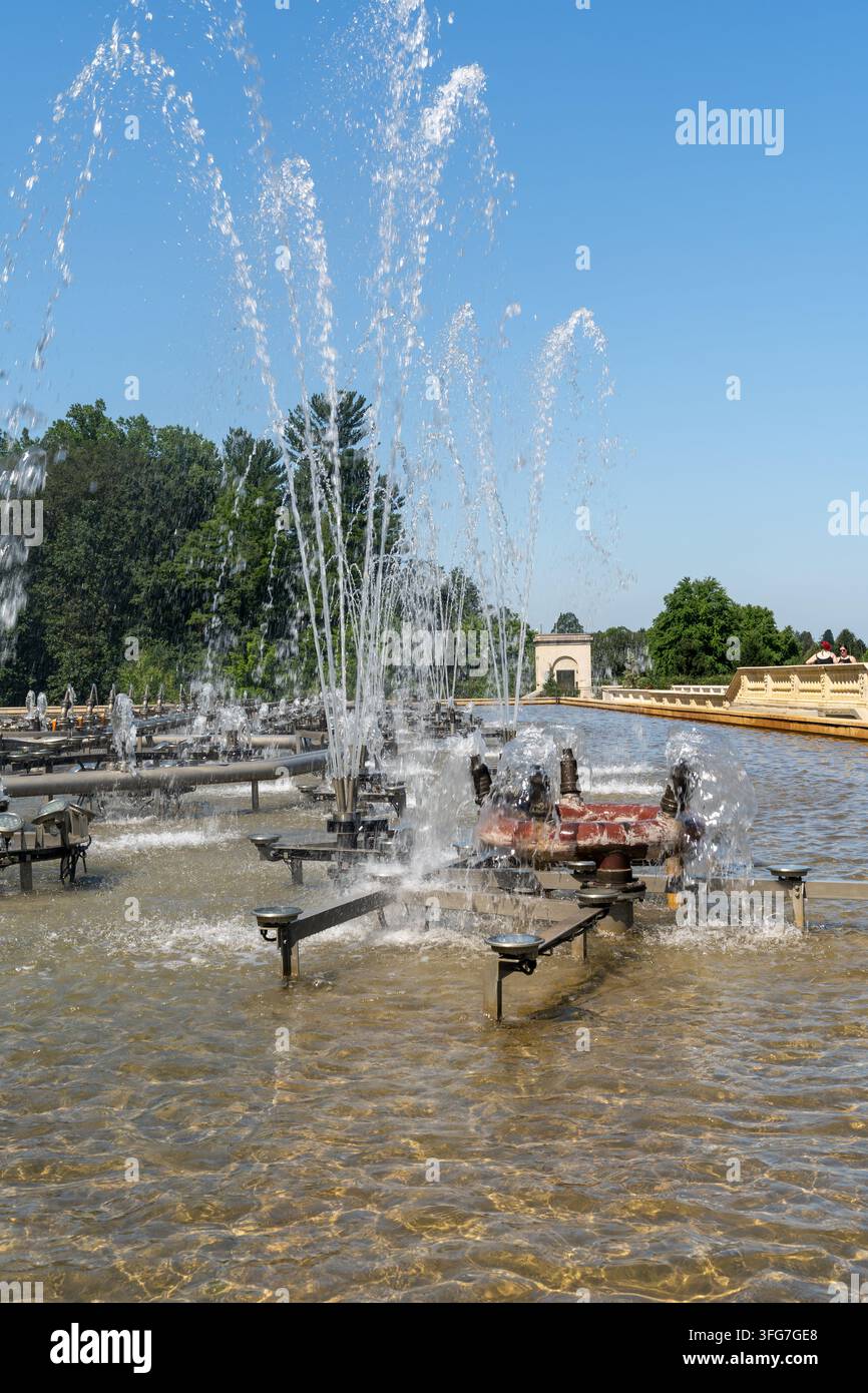 Großer formeller Gartenbrunnen, der an einem sonnigen Sommertag zu sehen ist Stockfoto