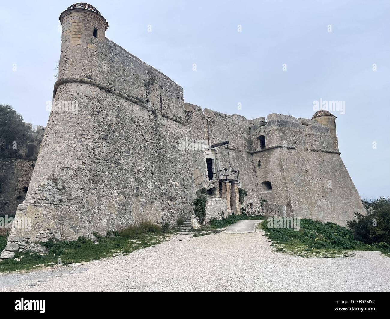 Außenansicht des Fort du Mont Alban aus dem 16. Jahrhundert in Nizza, Frankreich - Smartphone-aufgenommenes Stockfoto