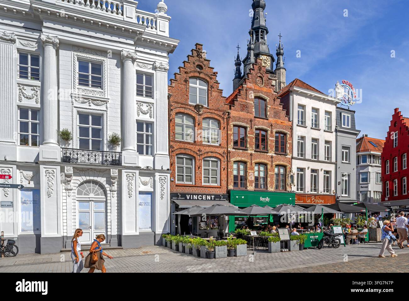 Den Roeland / Roelandpaleis und Häuser aus dem 17. Jahrhundert am Grote Markt, dem zentralen Marktplatz der Stadt Kortrijk / Courtrai, Westflandern, Belgien Stockfoto