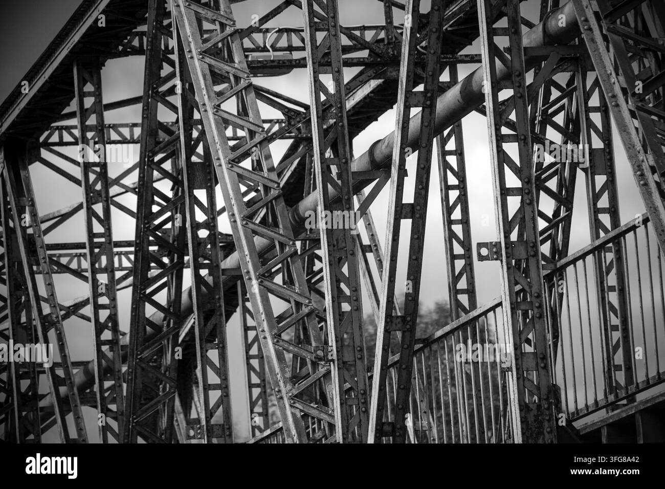 Schwarz-Weiß-Fotografie einer Eisenbrücke, Fragmente der alten Eisenbahnbrückenstruktur, Eisenbahnbrücke über die Gauja nahe Valmiera, Lettland Stockfoto