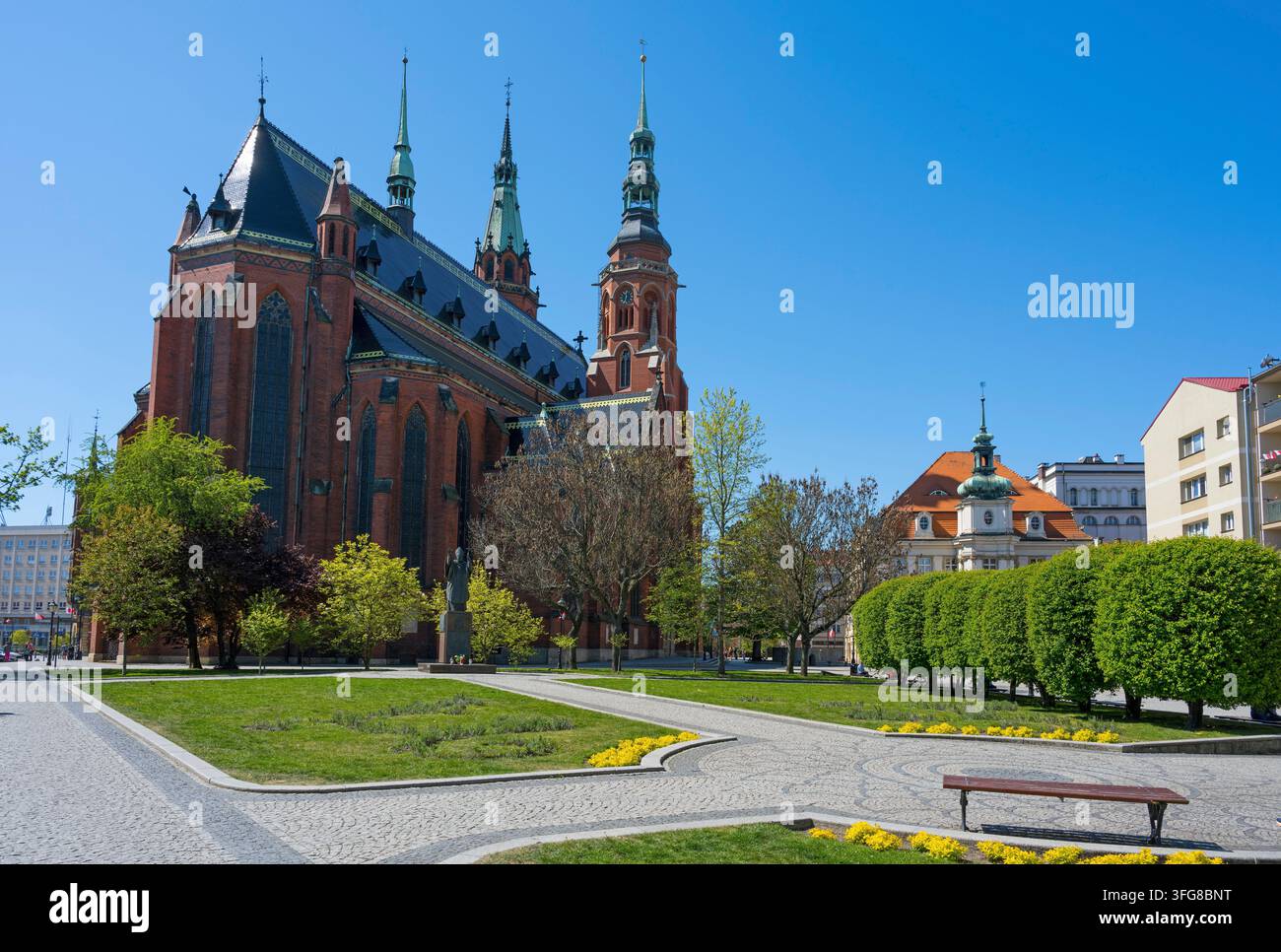 Eine rotbackige gotische Kirche mit markanten Türmen, umgeben von gepflegten Grünflächen, St. Peter und Paul Kathedrale, Legnica, Liegnitz, Niederschlesien Stockfoto