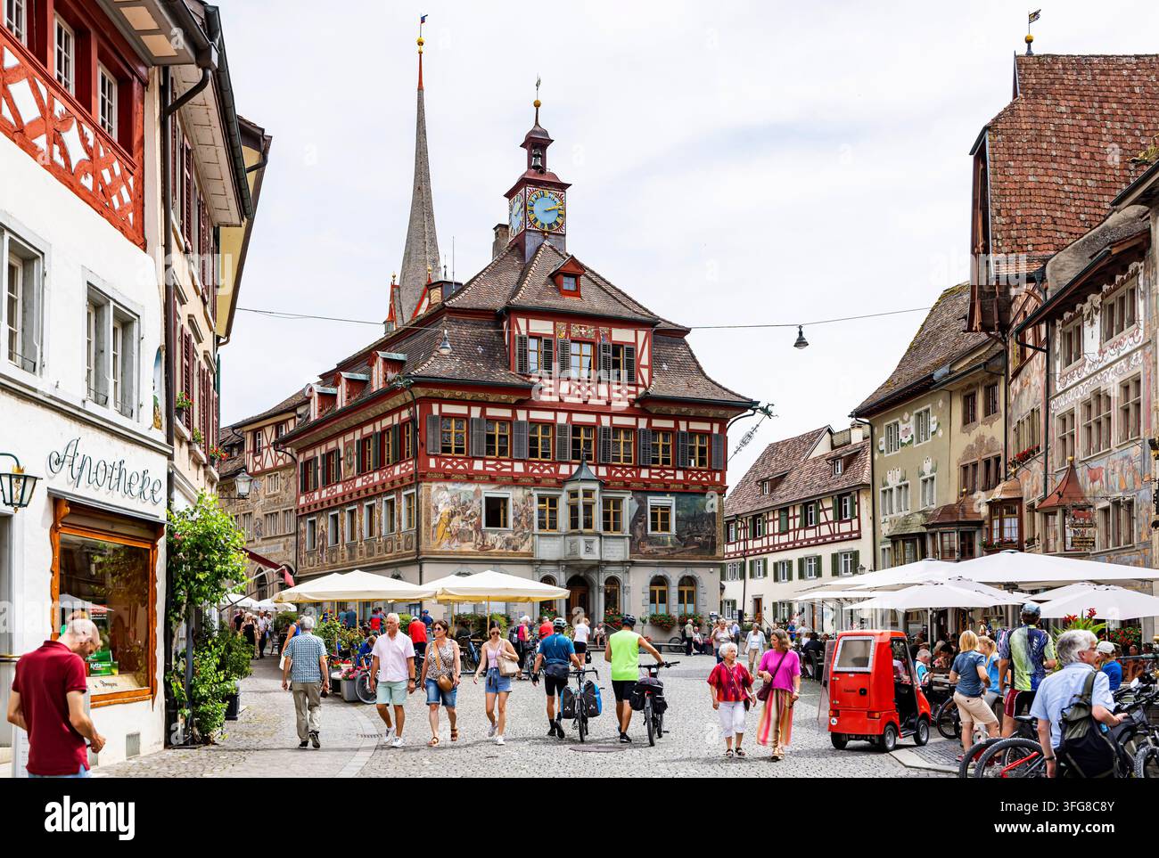 Stein am Rhein ist eine kleine Stadt westlich des Bodensees im Nordosten der Schweiz. Sie ist bekannt für ihre gut erhaltenen mittelalterlichen Fachwerkhäuser mit Stockfoto