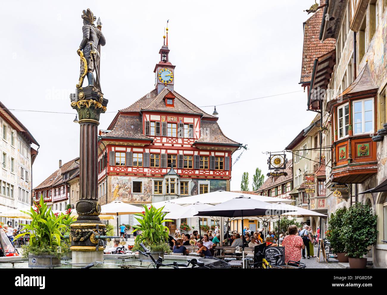 Stein am Rhein ist eine kleine Stadt westlich des Bodensees im Nordosten der Schweiz. Die Stadt ist bekannt für ihre gut erhaltenen mittelalterlichen Fachwerkhäuser Stockfoto