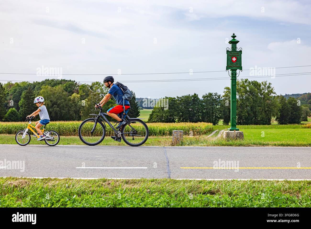 Staatsgrenze zwischen der Schweiz und Deutschland. Eine Naht im Asphalt und die Farbwechsel der Markierung für den Radweg sind die einzigen Hinweise. Buesin Stockfoto