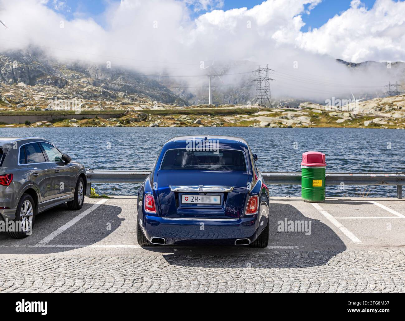 Ein Rolls Royce steht am Gotthardpass. Das Luxusauto nimmt gleich zwei Parkplätze ein. Wenn du kannst, kannst du. Airolo, Kanton Tessin, Schweiz Stockfoto
