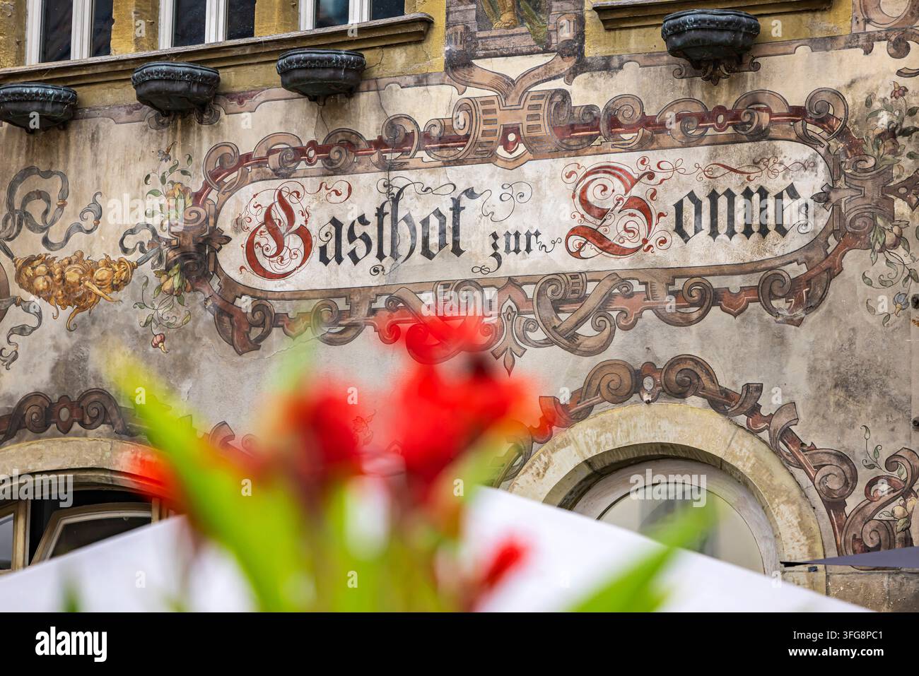 Stein am Rhein ist eine kleine Stadt westlich des Bodensees im Nordosten der Schweiz. Sie ist bekannt für ihre gut erhaltenen mittelalterlichen Fachwerkhäuser mit Stockfoto